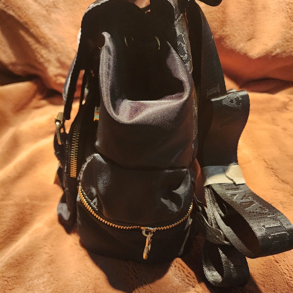 Compact Black Backpack with Durable Design - Picture 3 of 4